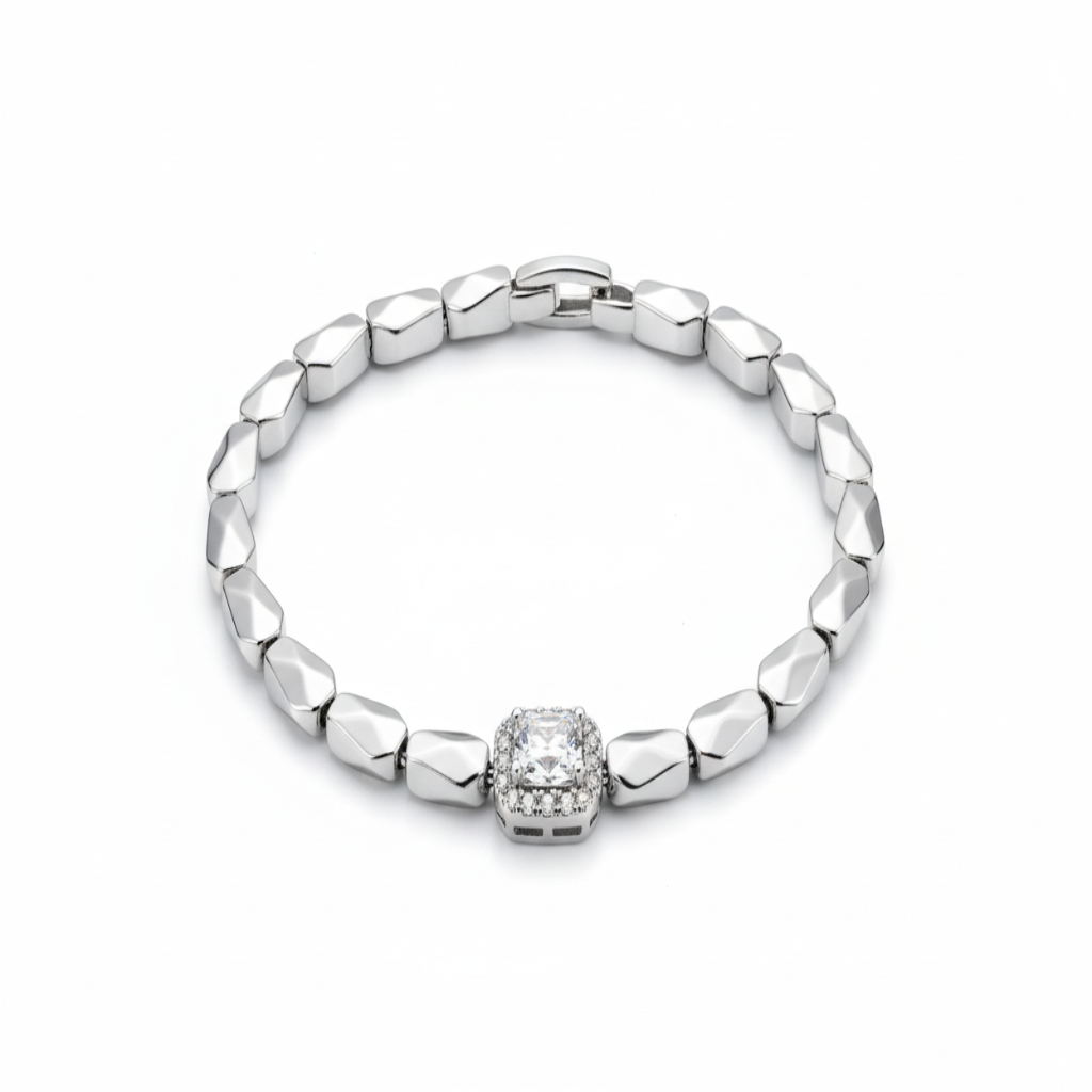 Bracelet Tennis Argenté - Angle Élégant Fond Blanc