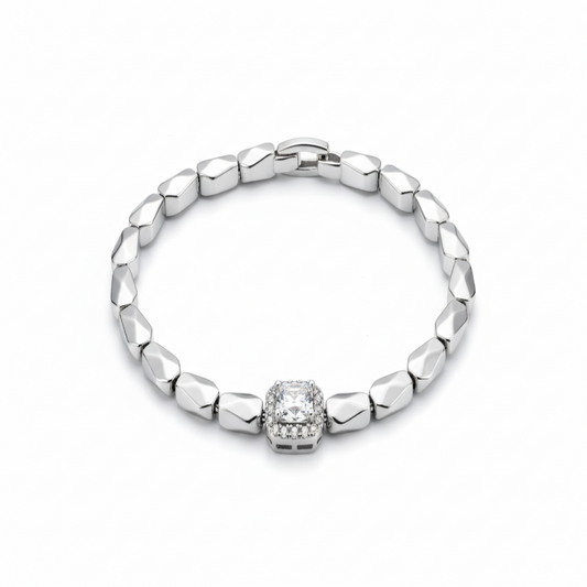 Bracelet Tennis Argenté - Angle Élégant Fond Blanc